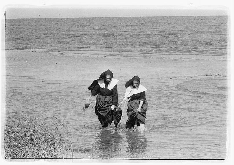 Nuns clamming, Library of Congress Prints and Photographs Division, Toni Frissell Collection